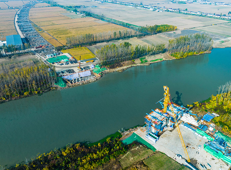 3、跨通榆河特大橋東主墩下部結(jié)構(gòu)施工結(jié)束，并完成制箱梁節(jié)段2個；西主墩樁基全部完成，即將開始承臺施工.jpg