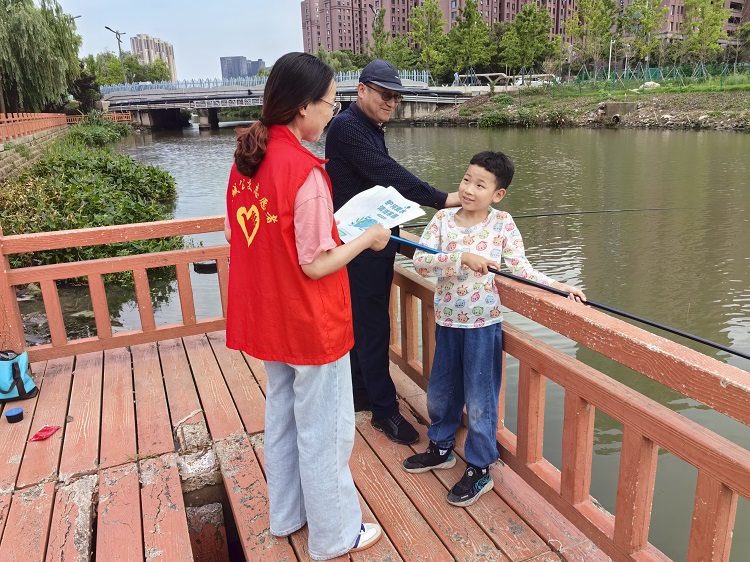 7月19日，三分公司黨支部組織黨員志愿者走進(jìn)金水灣社區(qū)開展以“志愿服務(wù)進(jìn)社區(qū)  護(hù)河愛水齊參與”為主題的環(huán)境保護(hù)志愿服務(wù)活動(dòng)，用實(shí)際行動(dòng)幫助社區(qū)做好轄區(qū)內(nèi)河道的環(huán)境衛(wèi)生整治工作。4.jpg