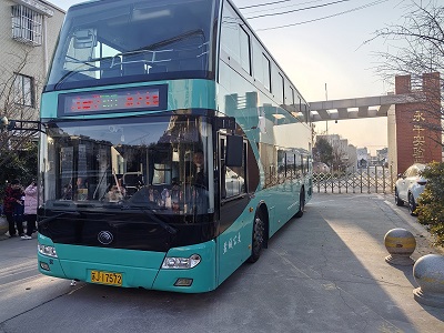 車輛放學(xué)后?？吭谟镭S實驗學(xué)校門口.jpg